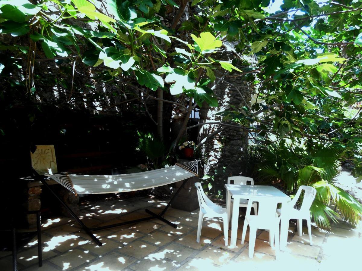 Logis De La Meschaussee, Dans Donjon Du Xie Siecle Canet  Esterno foto
