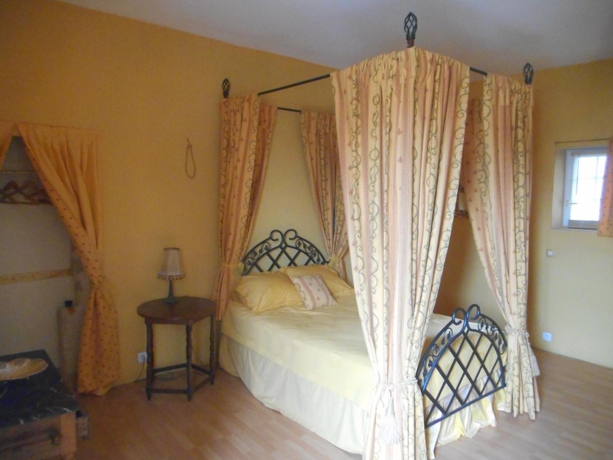 Logis De La Meschaussee, Dans Donjon Du Xie Siecle Canet  Esterno foto